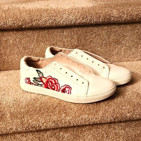 Kenneth Cole Reaction Women's "Joey" White Sneakers w/ Flowers Size 8.5 - Picture 1 of 8